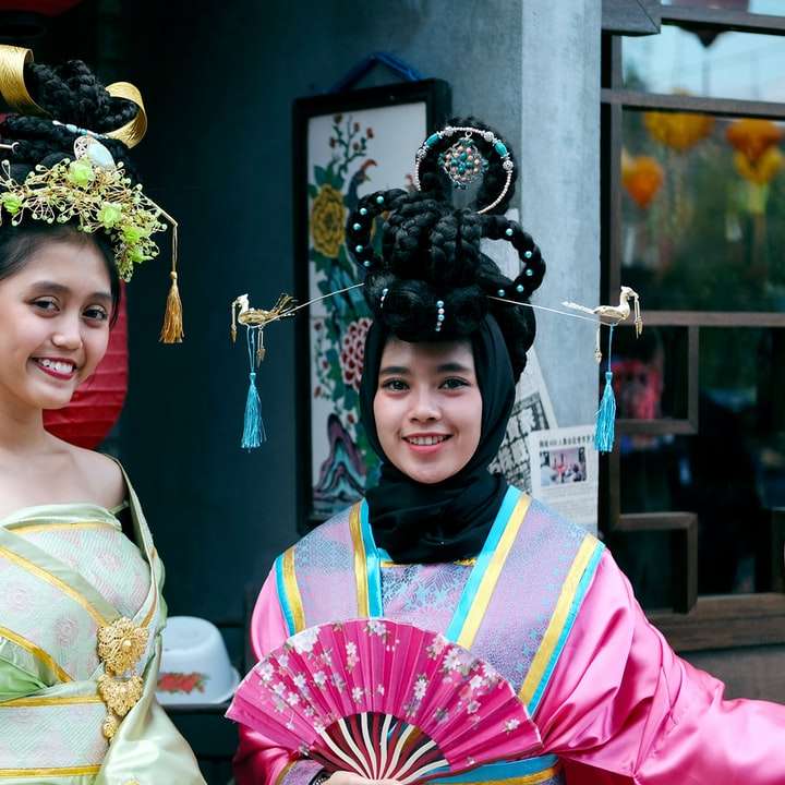 Китайські жінки посміхаються розсувний пазл онлайн