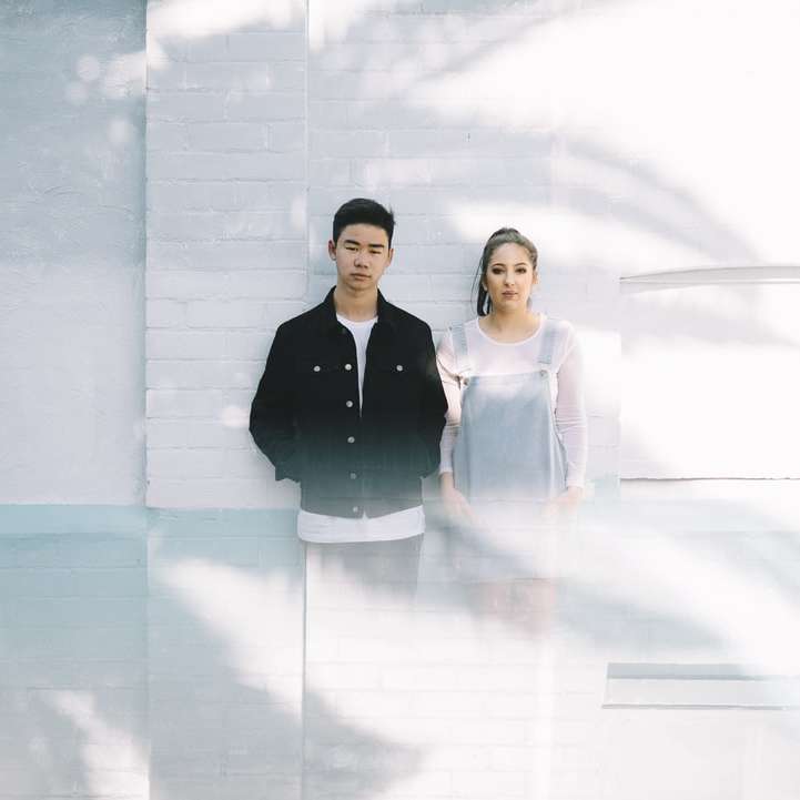 minimalistyczna fotografia mężczyzny obok kobiety puzzle online