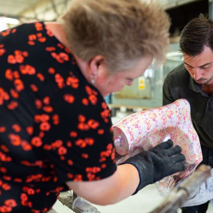 Les ingénieurs techniciennes orthopédiques fabriquent un plâtre de jambe personnalisé puzzle coulissant en ligne