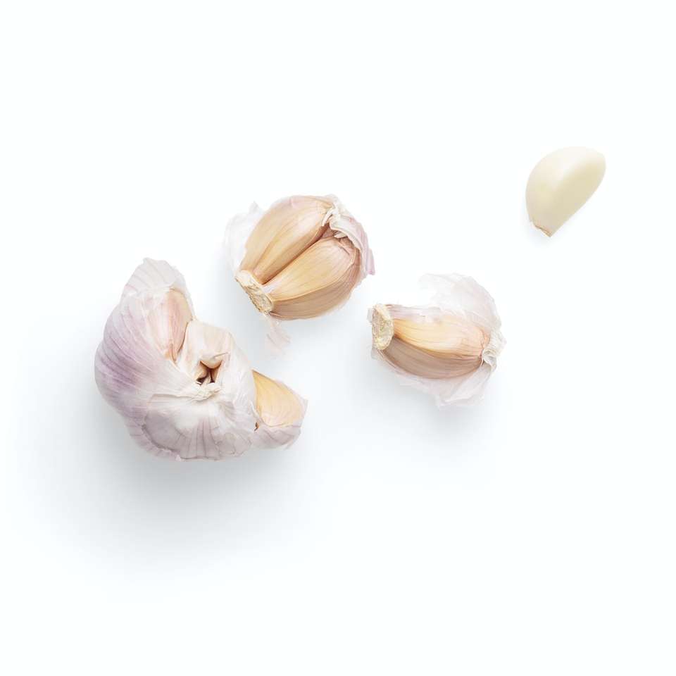 bulbo di aglio sulla superficie bianca puzzle scorrevole online
