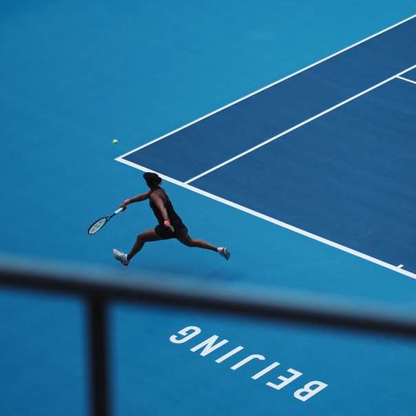 mężczyzna gra w tenisa na korcie puzzle online