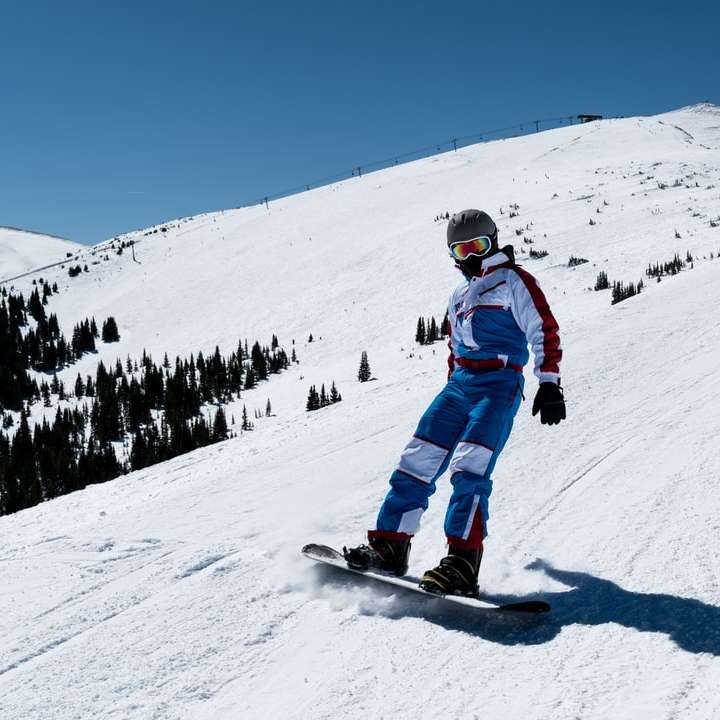person ridning snowboard på toppen av berget Pussel online