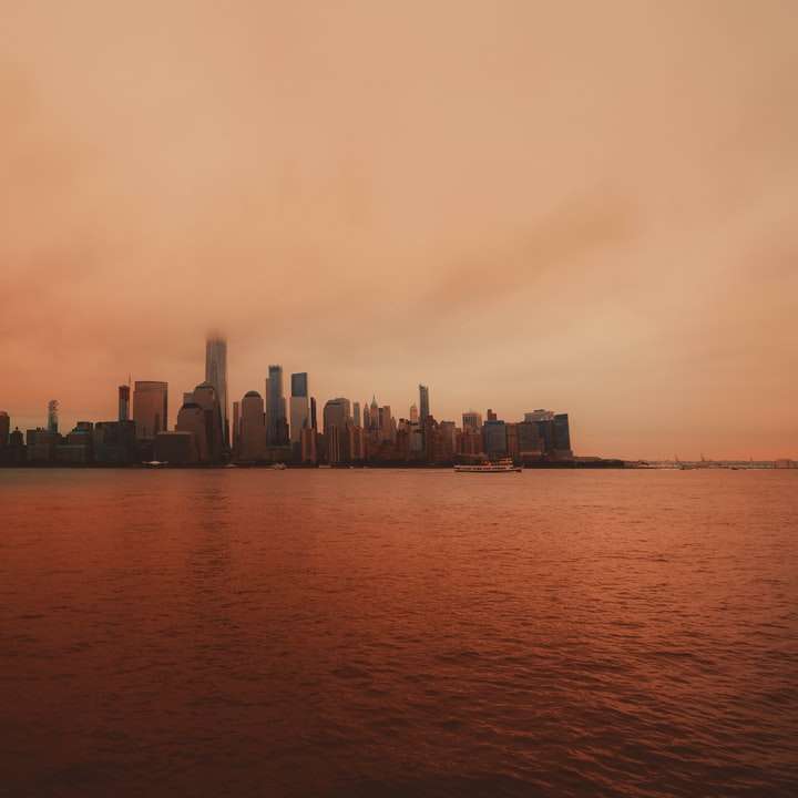 sok felhőkarcoló egy szigeten ködös nap folyamán online puzzle