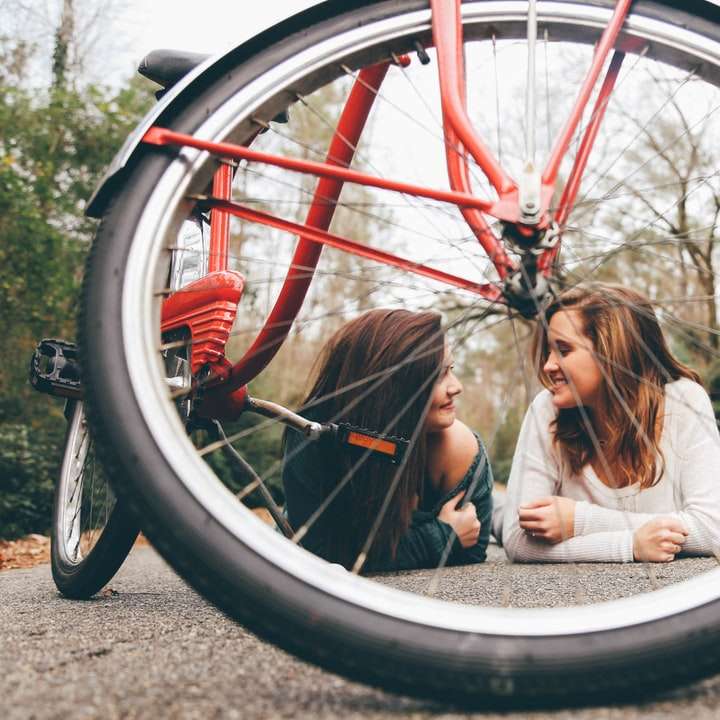 Улыбающиеся девушки и велосипед онлайн-пазл