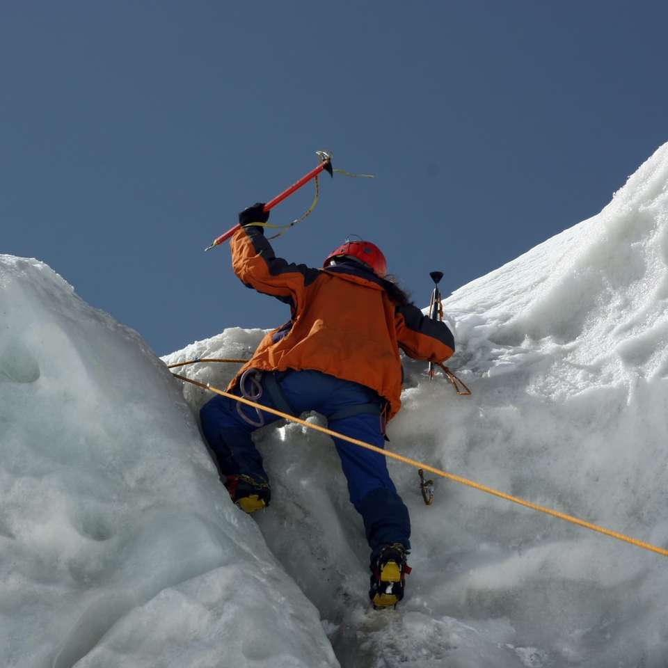 Uno scalatore sulla parete di ghiaccio puzzle scorrevole online