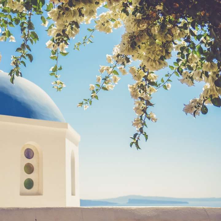Řecká kopule pod stromem posuvné puzzle online