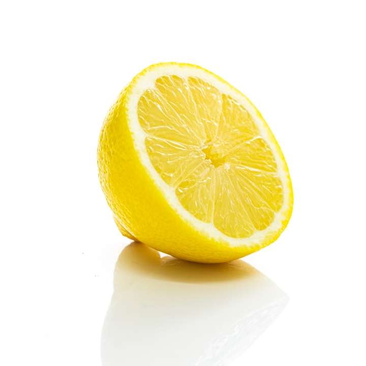 нарязан лимон на бял фон плъзгащ се пъзел онлайн