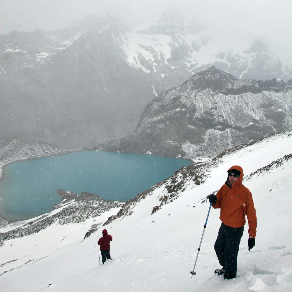 Wandelaars dalen af ​​na het klimmen in Patagonië schuifpuzzel online