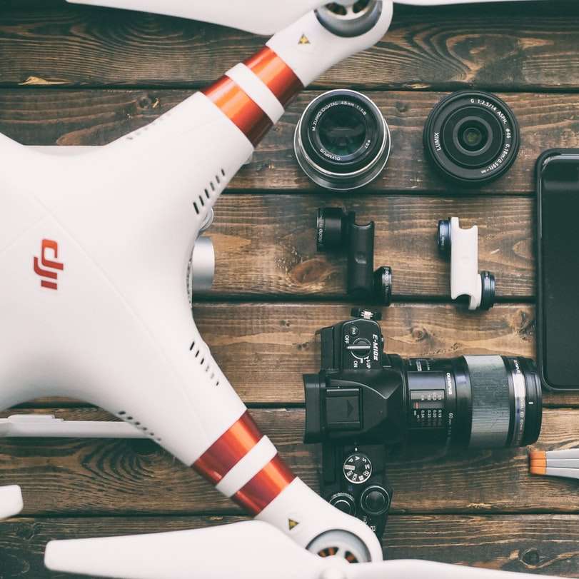 vit och röd DJI quadcopter drone Pussel online
