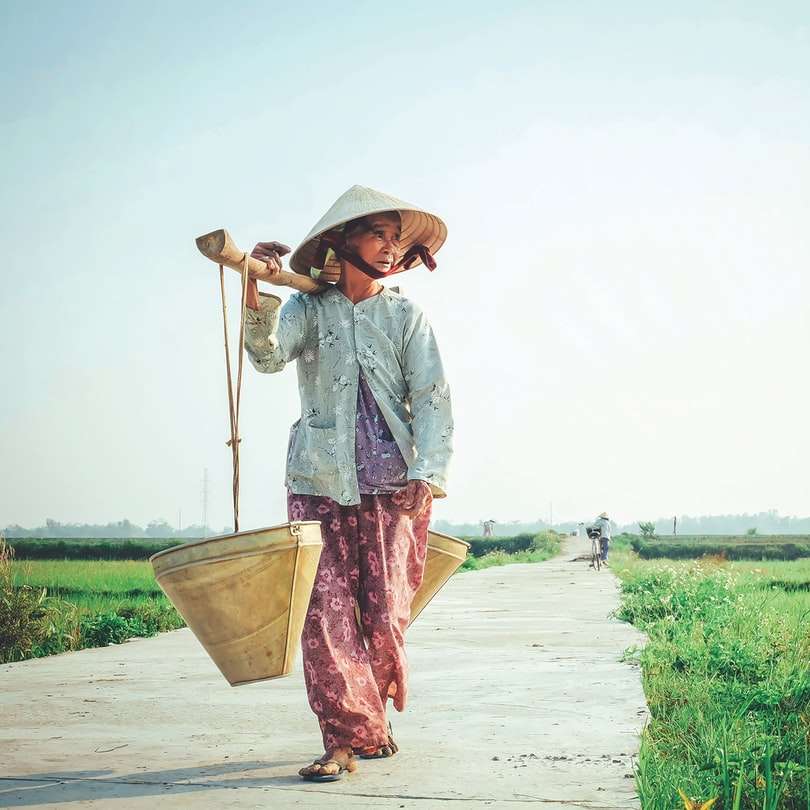 mujer llevando cesta sobre su hombro rompecabezas en línea