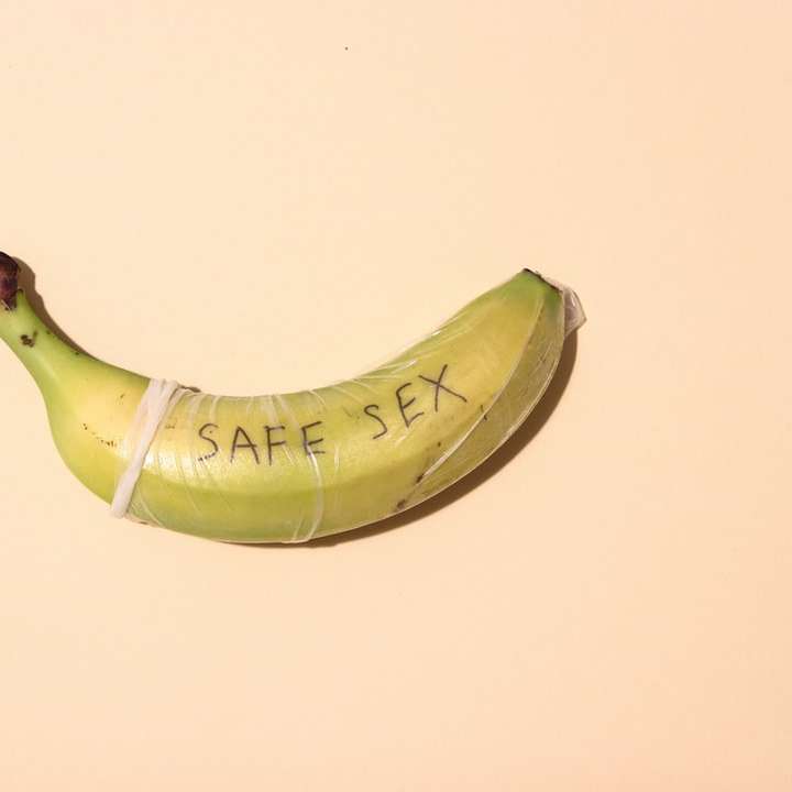 grön banan på vitt bord Pussel online