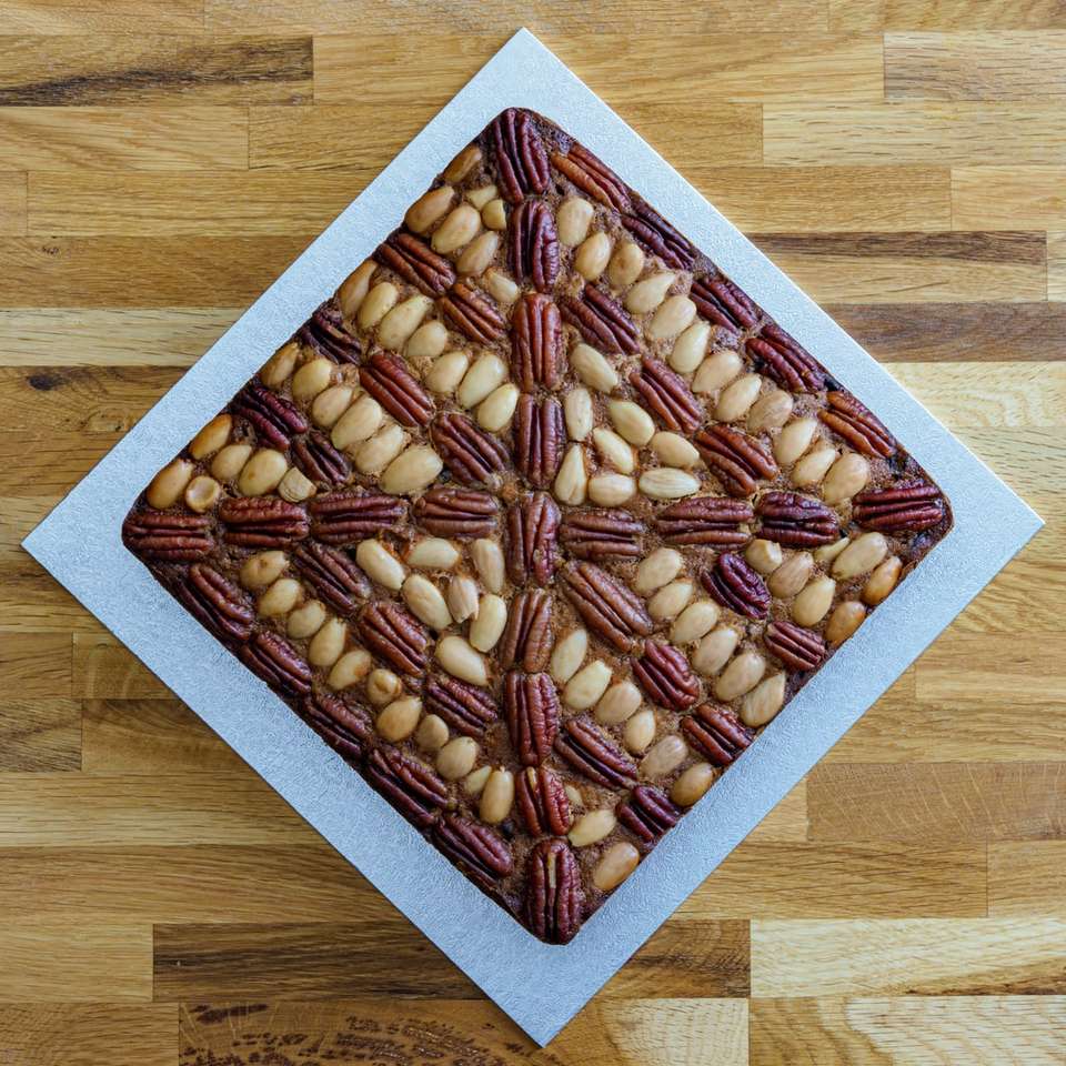 bandeja retangular de madeira marrom na mesa de madeira marrom puzzle deslizante online