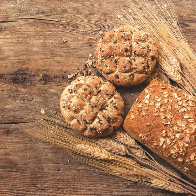Bread on wooden background online puzzle