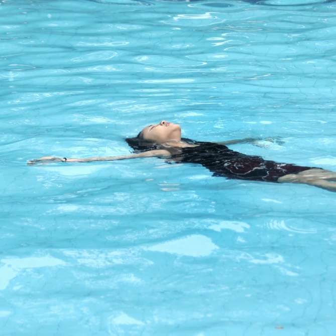 Молодая девушка плавает в бассейне раздвижная головоломка онлайн
