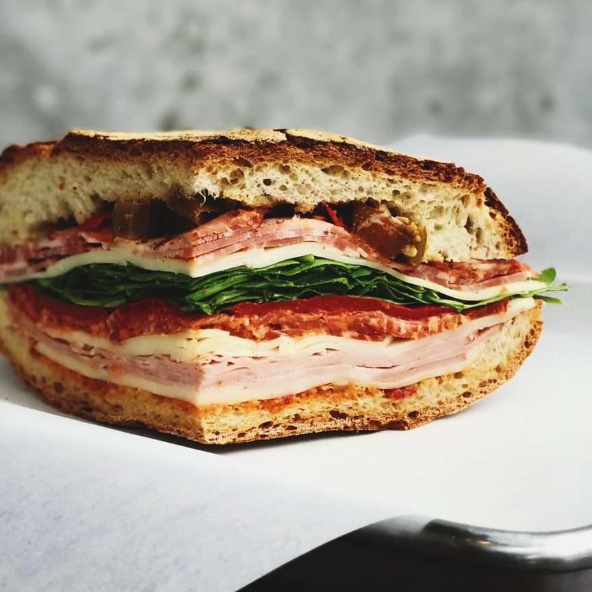 сандвич с шунка върху бяла повърхност онлайн пъзел