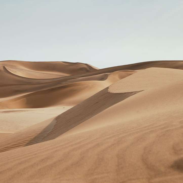 пустиня под ясно синьо небе през деня плъзгащ се пъзел онлайн
