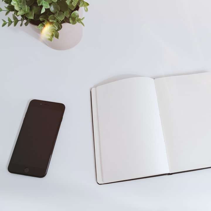 Biały stół roboczy z notatkami, smartfonem i laptopem puzzle przesuwne online
