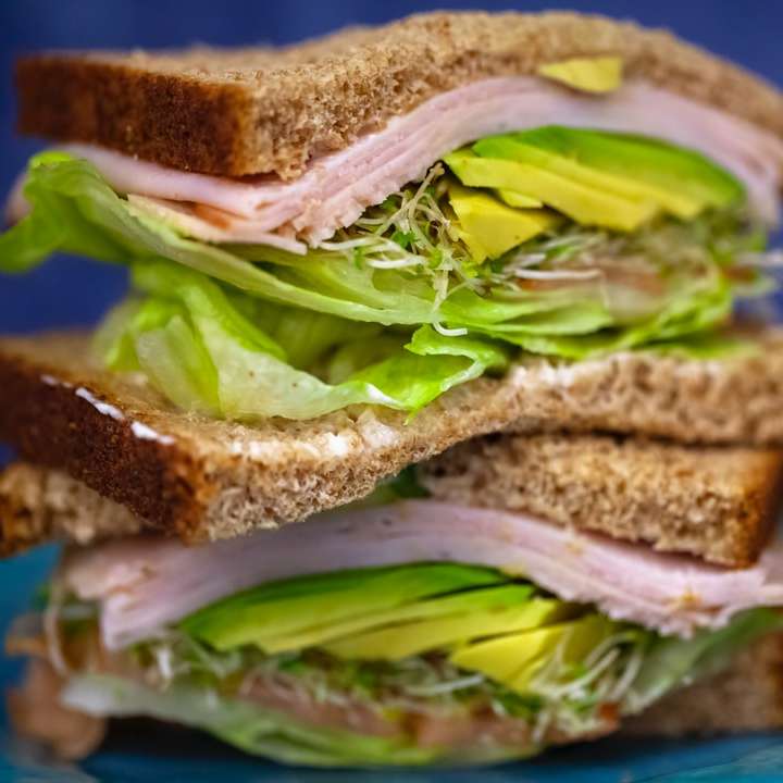 sanduiche com presunto e vegetais verdes puzzle online