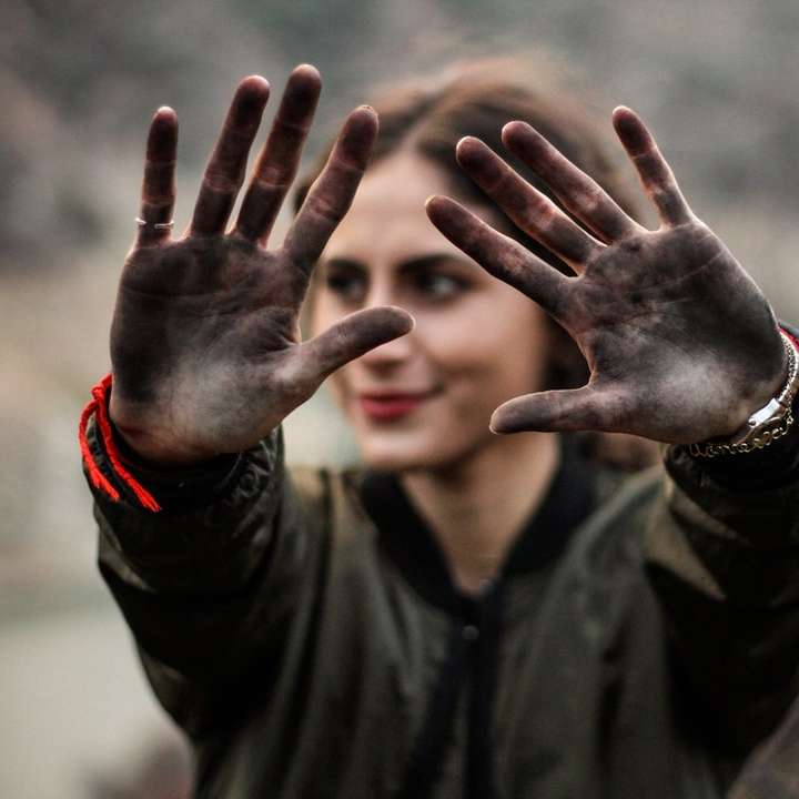 nő mutatja a kezét, fekete festékkel online puzzle