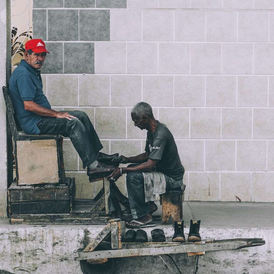 човек, седнал на обувки за почистване на табуретки в алеята плъзгащ се пъзел онлайн