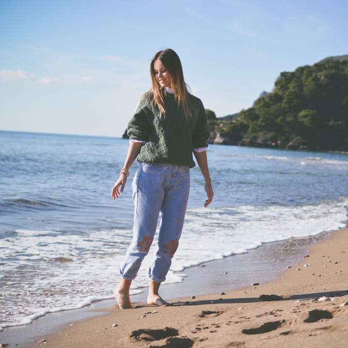 жена, стояща на плаж онлайн пъзел