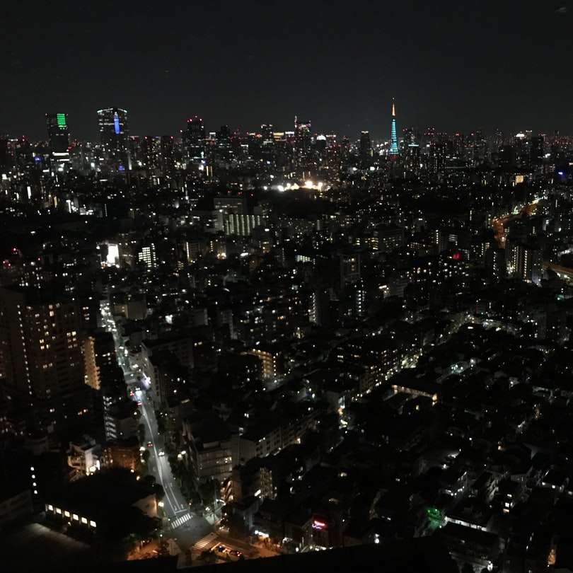 въздушна фотография на високи сгради през нощта онлайн пъзел