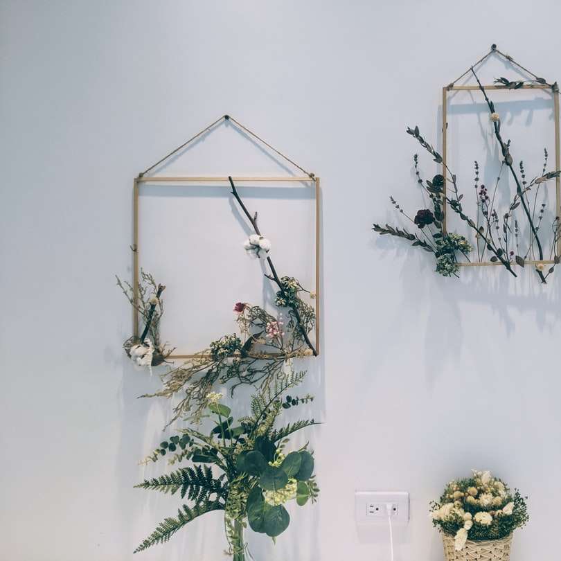 Αποξηραμένα λουλούδια στον τοίχο συρόμενο παζλ online