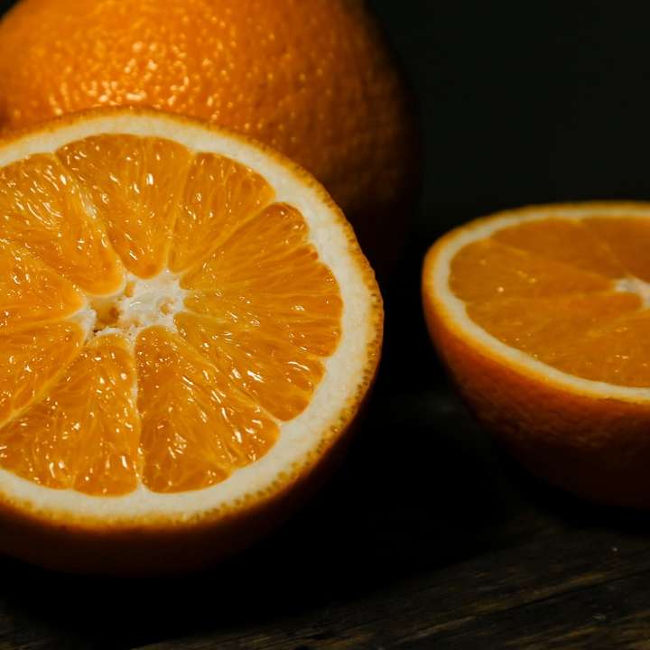 Fruta naranja sobre mesa de madera marrón puzzle deslizante online