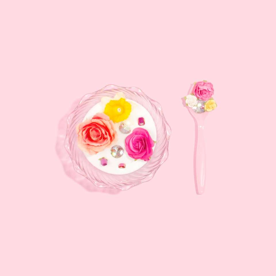 Чаша з квітами онлайн пазл