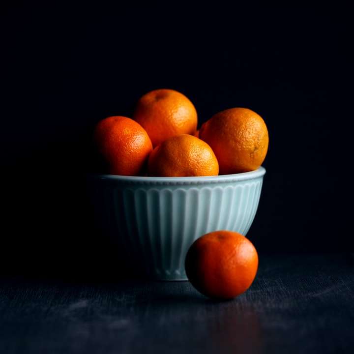 πορτοκαλί φρούτα σε λευκό κεραμικό μπολ συρόμενο παζλ online