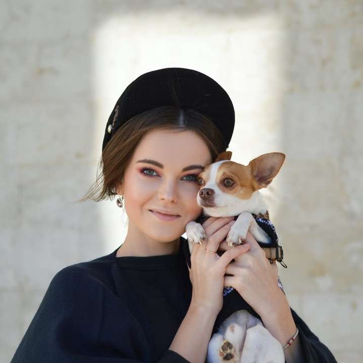 portretfoto van vrouw met puppy schuifpuzzel online