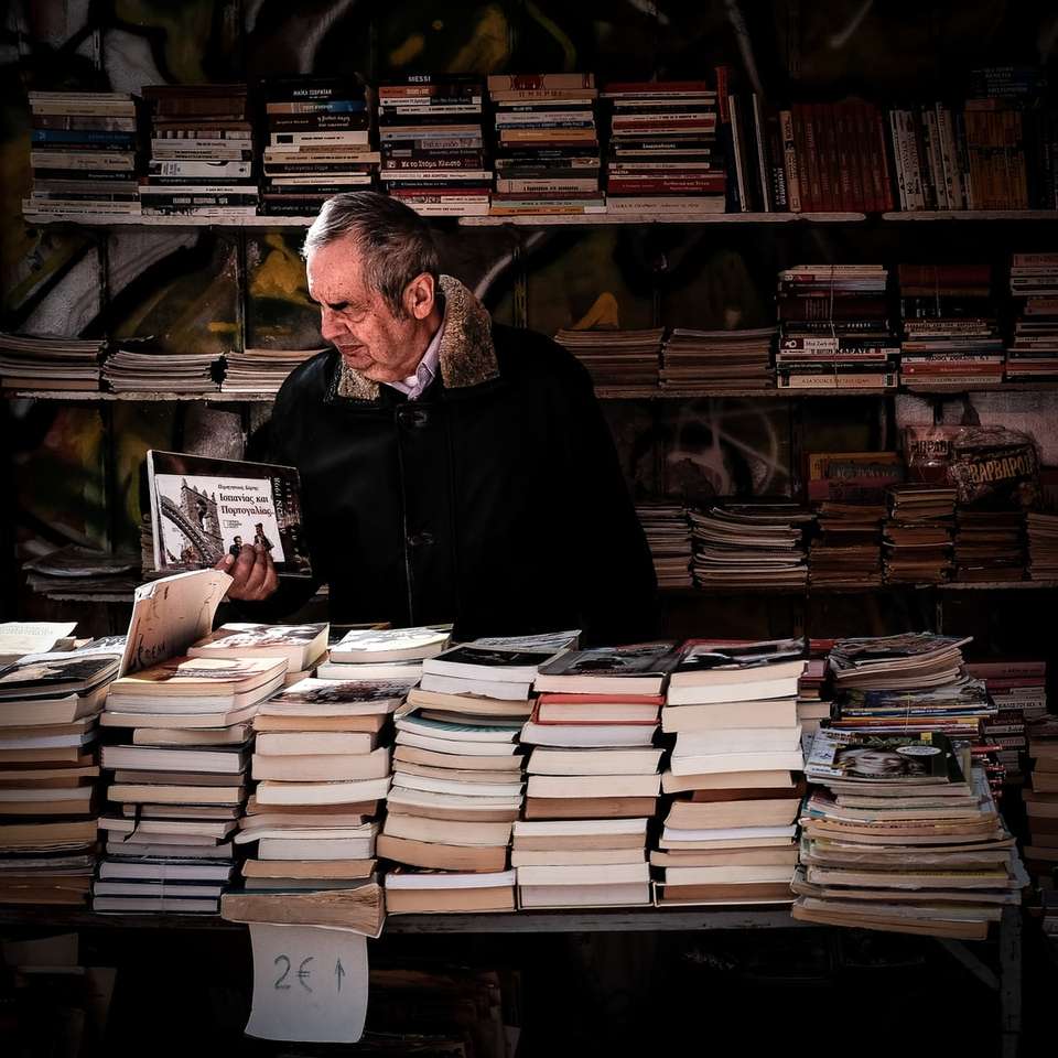 Пожилой мужчина в книжном магазине раздвижная головоломка онлайн