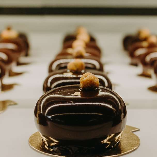 chocolade met een laag bedekte doughnut op witte ceramische plaat schuifpuzzel online