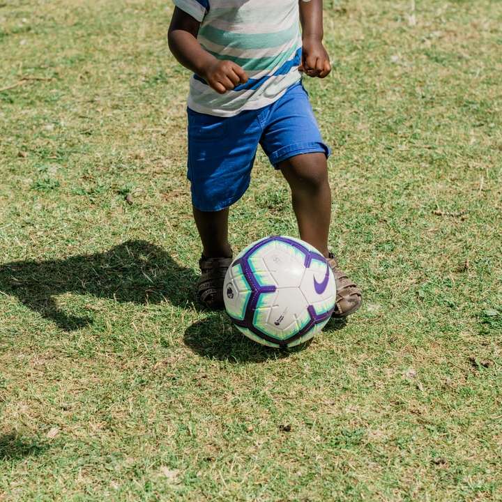 småbarn spelar fotboll Pussel online