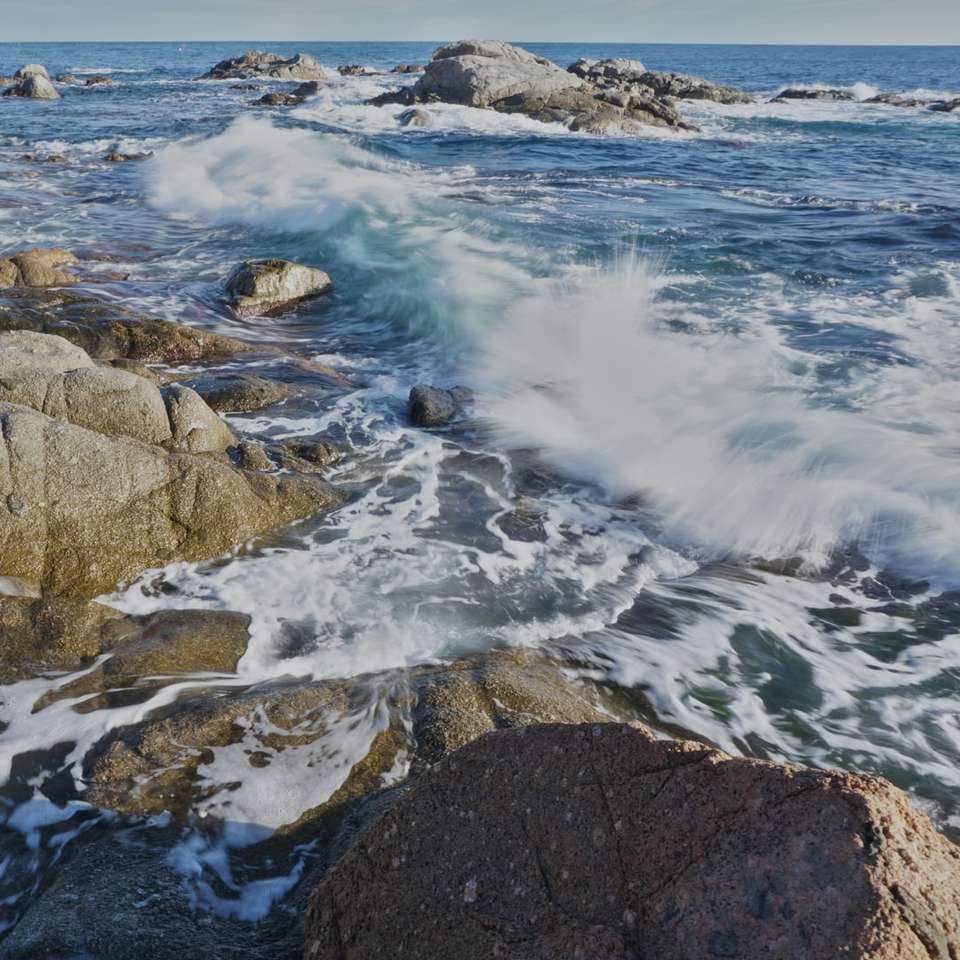 Des vagues contre les rochers puzzle en ligne