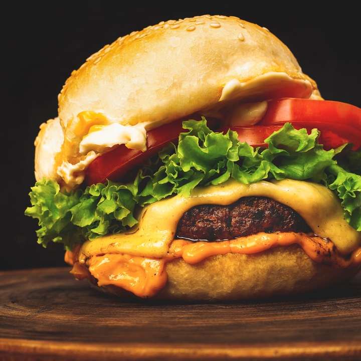 burger z sałatą i pomidorem puzzle przesuwne online