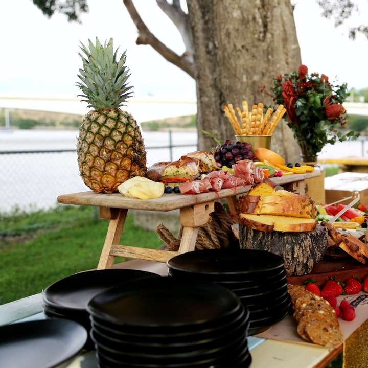 φέτες φρούτων σε καφέ ξύλινο τραπέζι συρόμενο παζλ online
