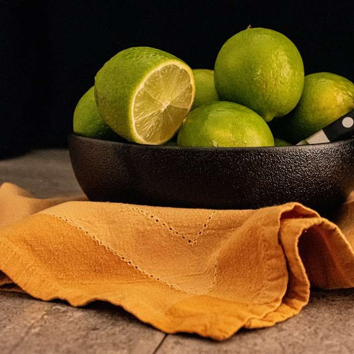 tranches de citron vert sur bol en céramique noire puzzle coulissant en ligne