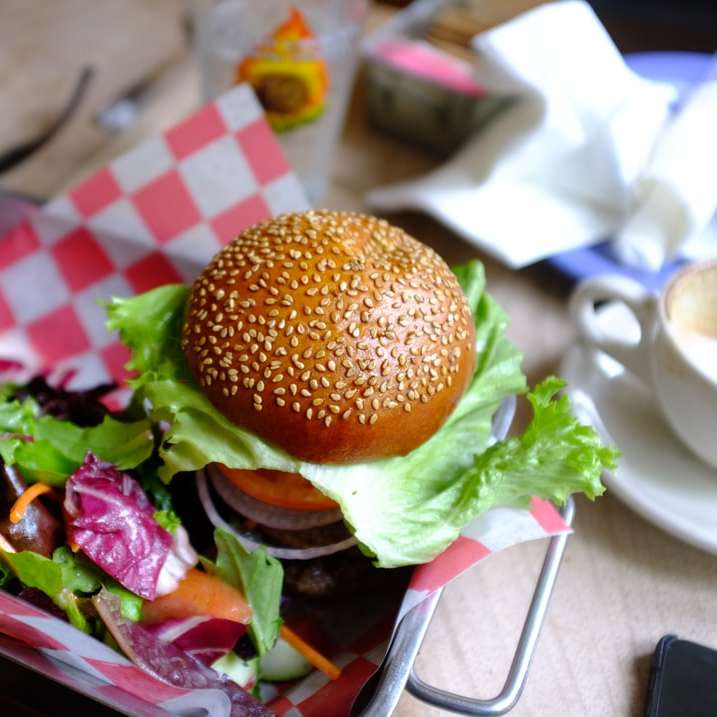 Hamburger en een salade online puzzel