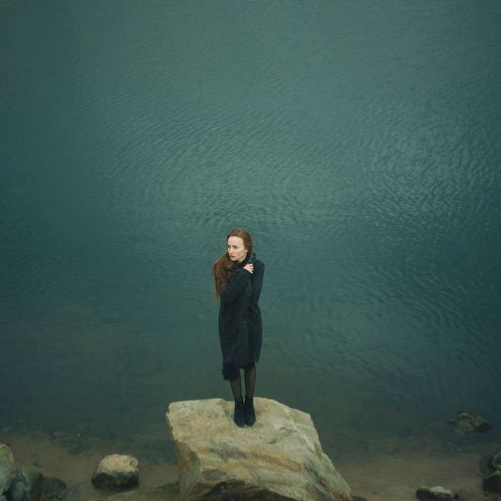 La ragazza in riva al lago puzzle online