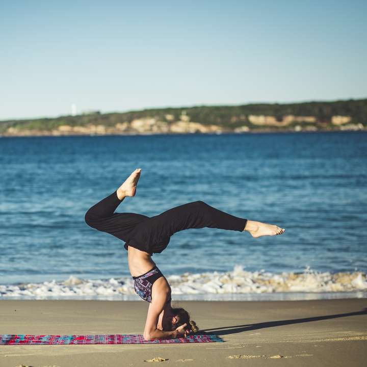 Yoga au bord de l'océan puzzle en ligne