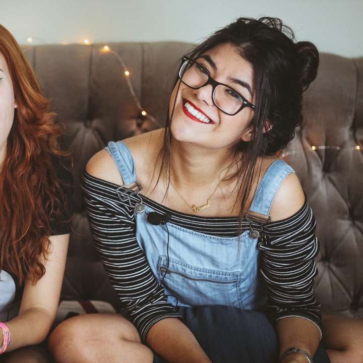 Två glada flickor glidande pussel online