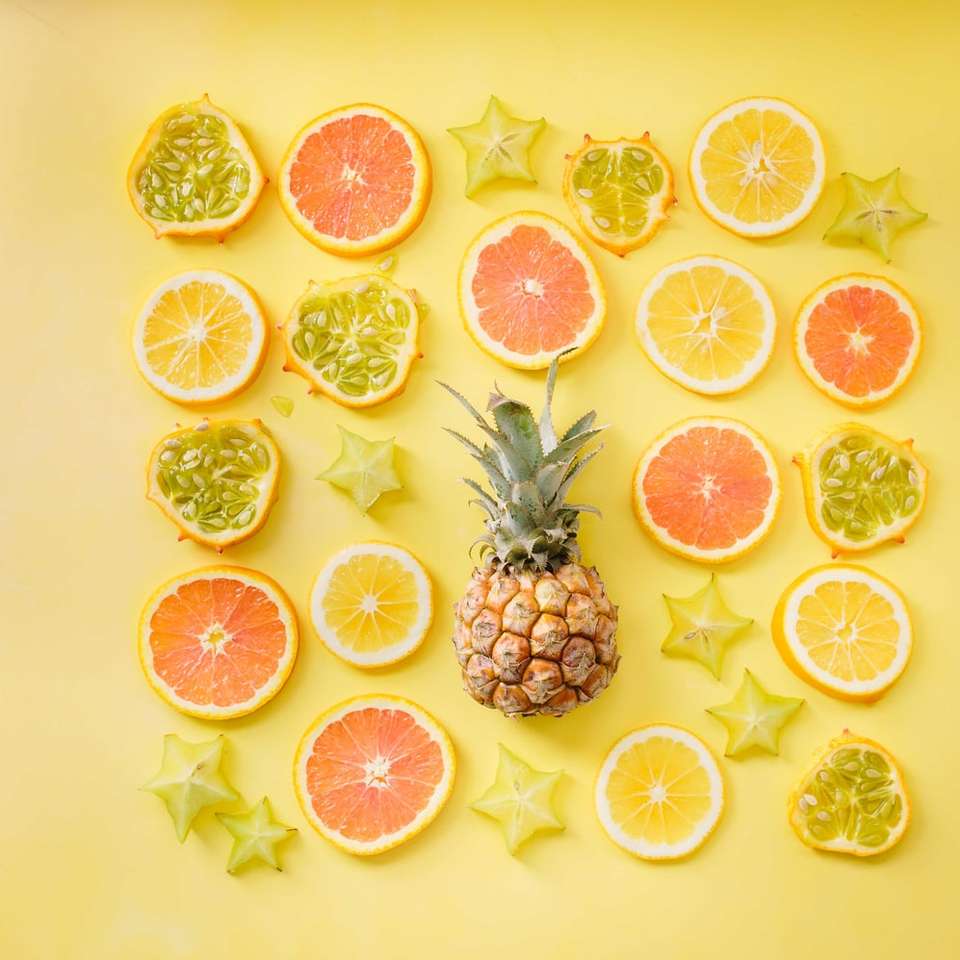 Ananas umgeben von Zitrusfrüchten Schiebepuzzle online