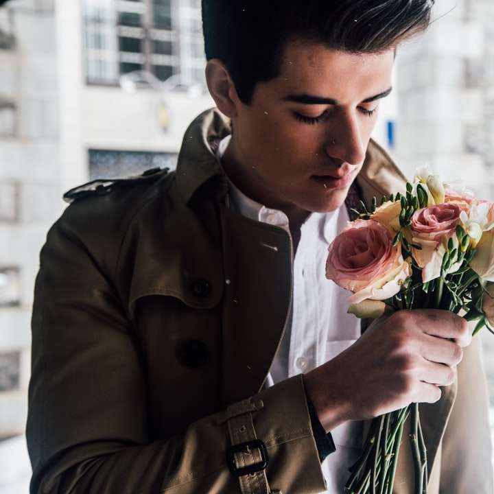 чоловік тримає рожеві троянди розсувний пазл онлайн