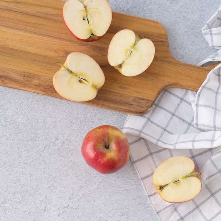 frutas de maçã na tábua de cortar puzzle deslizante online
