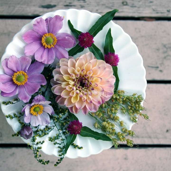 λουλούδια σε λευκό κεραμικό πιάτο συρόμενο παζλ online