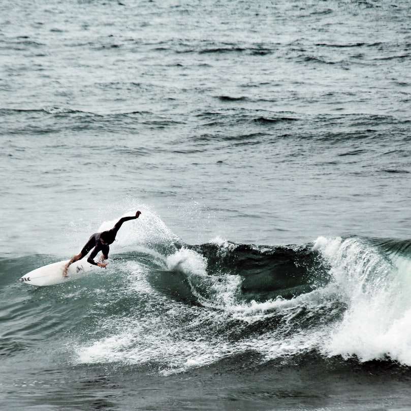 Surfing in Biarritz online puzzle