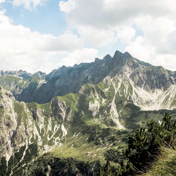 Зелений альпійський гірський хребет розсувний пазл онлайн