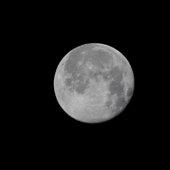 księżyc w pełni w ciemnym nocnym niebie puzzle przesuwne online