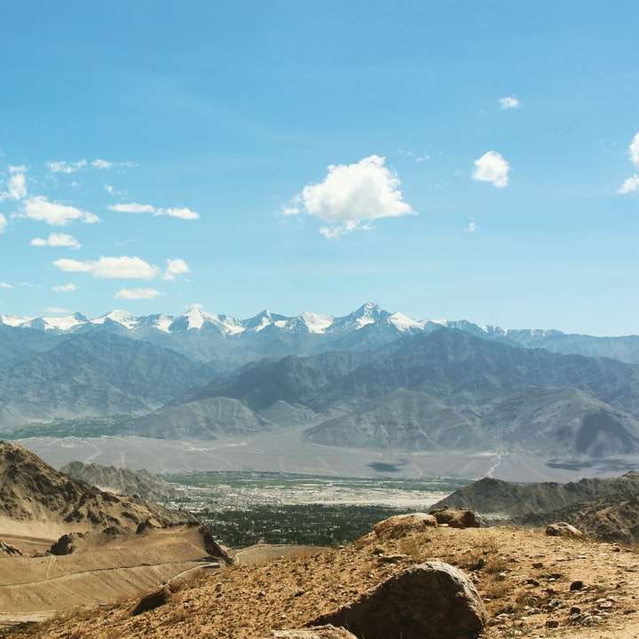 hnědé skalnaté hory pod modrou oblohou během dne posuvné puzzle online